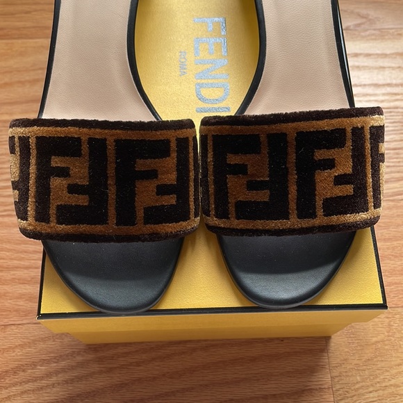 FENDI sandals - Picture 2 of 16